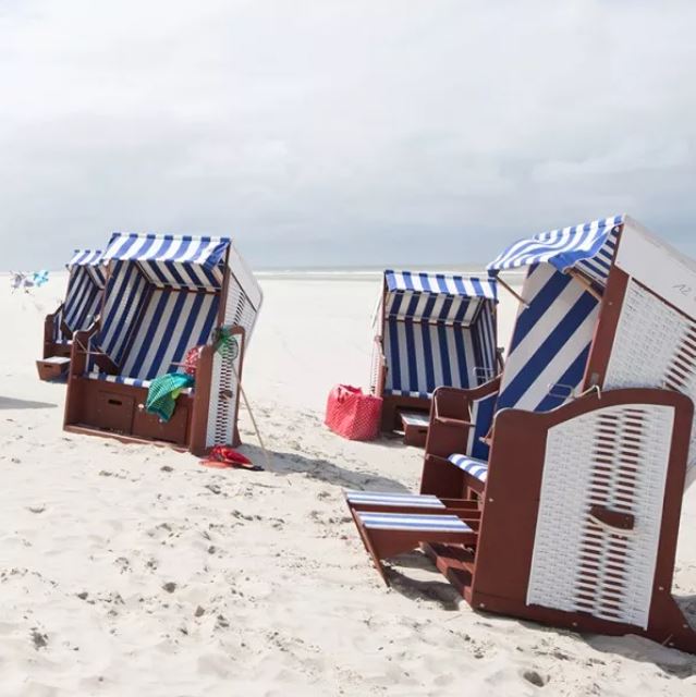 Strandkorb deVries Profi Ostsee Fehmarn blau/weiß inkl. Feuerschale IDAHO