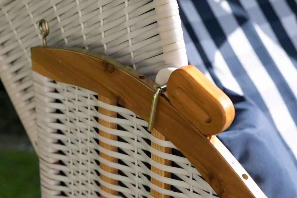 Strandkorb Ostsee Wacholder PE Weiß Dessin Blau Weiss inkl. Sekt-/Champagnerkühler