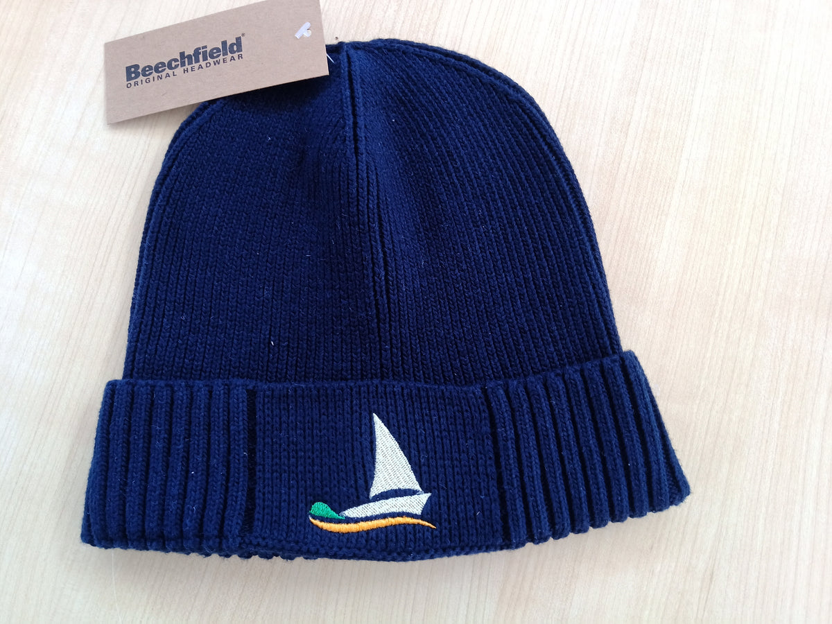 Strickmütze mit Segelboot-Stick