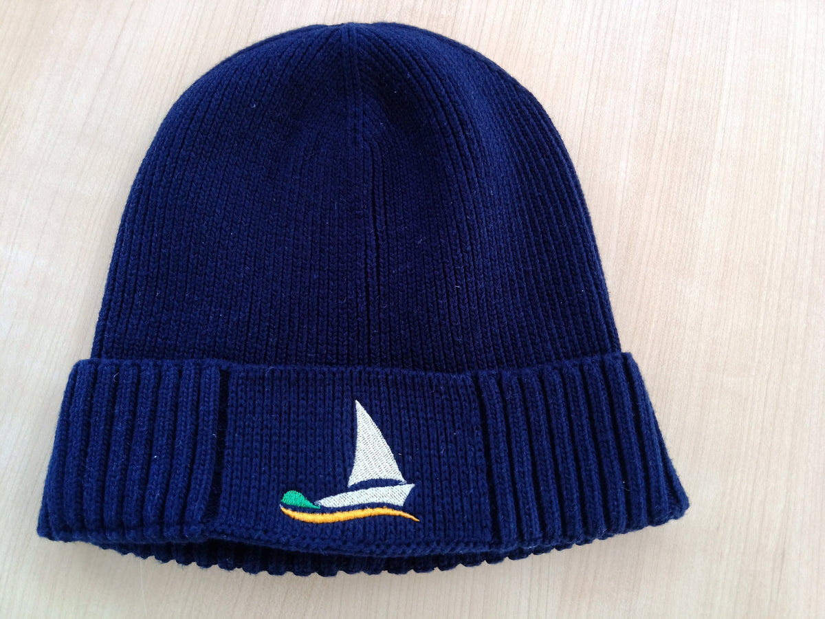 Strickmütze mit Segelboot-Stick