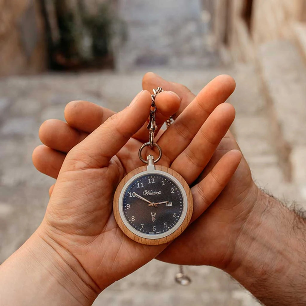 Taschenuhr Eiche Zeitlos