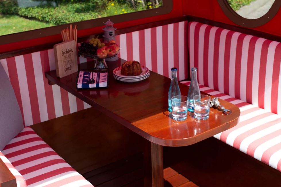 Gosch-Lounge Strandkorb 6-Sitzer Mahagoni - PE weiß - Modell rot/weiß