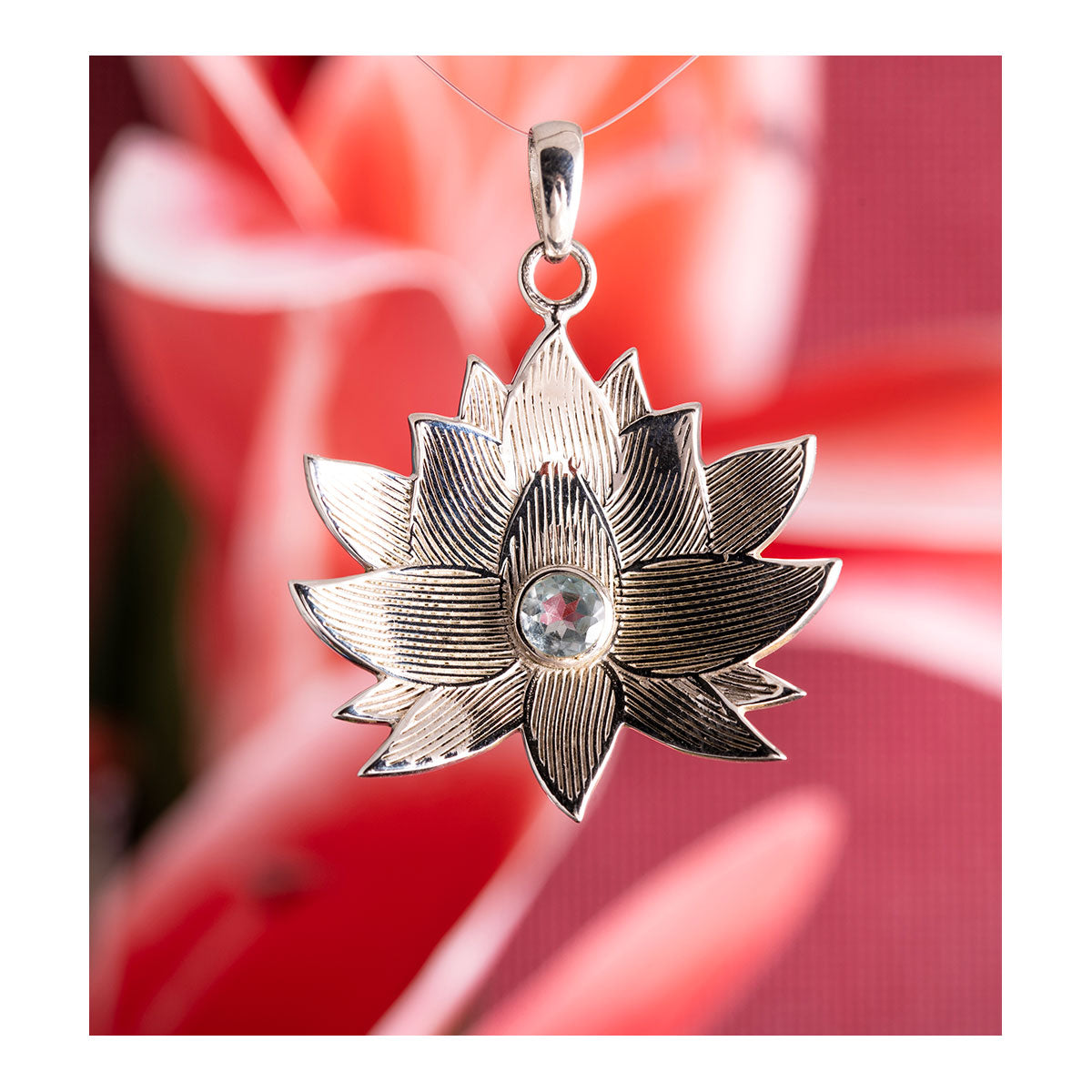 Kettenanhänger "Lotusblüte" mit blauem Topaz