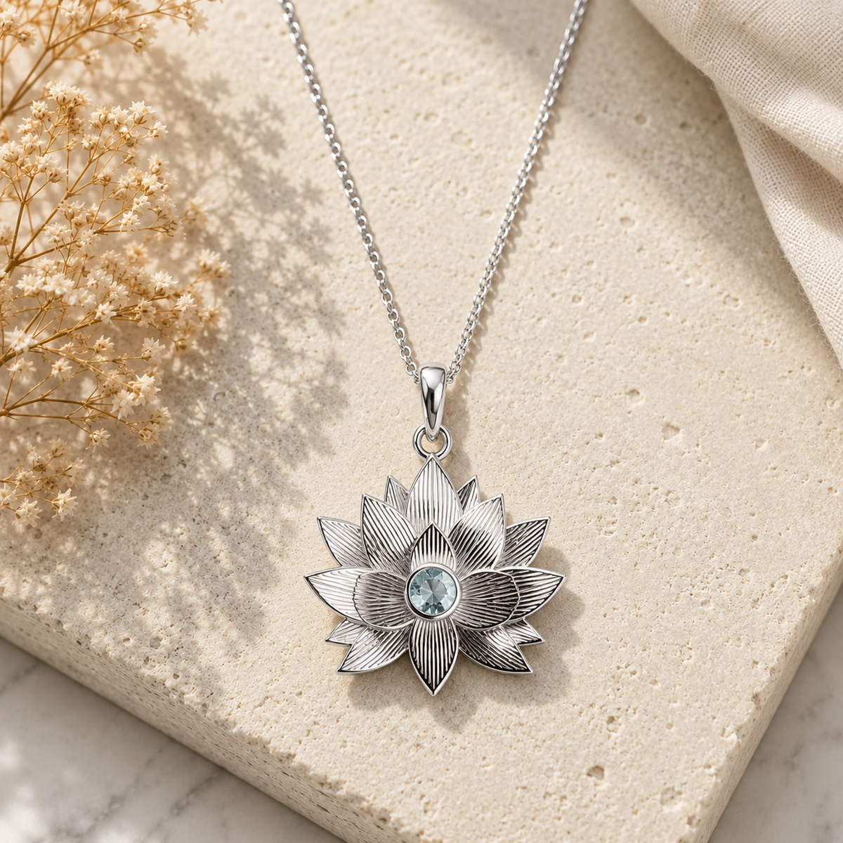 Kettenanhänger "Lotusblüte" mit blauem Topaz