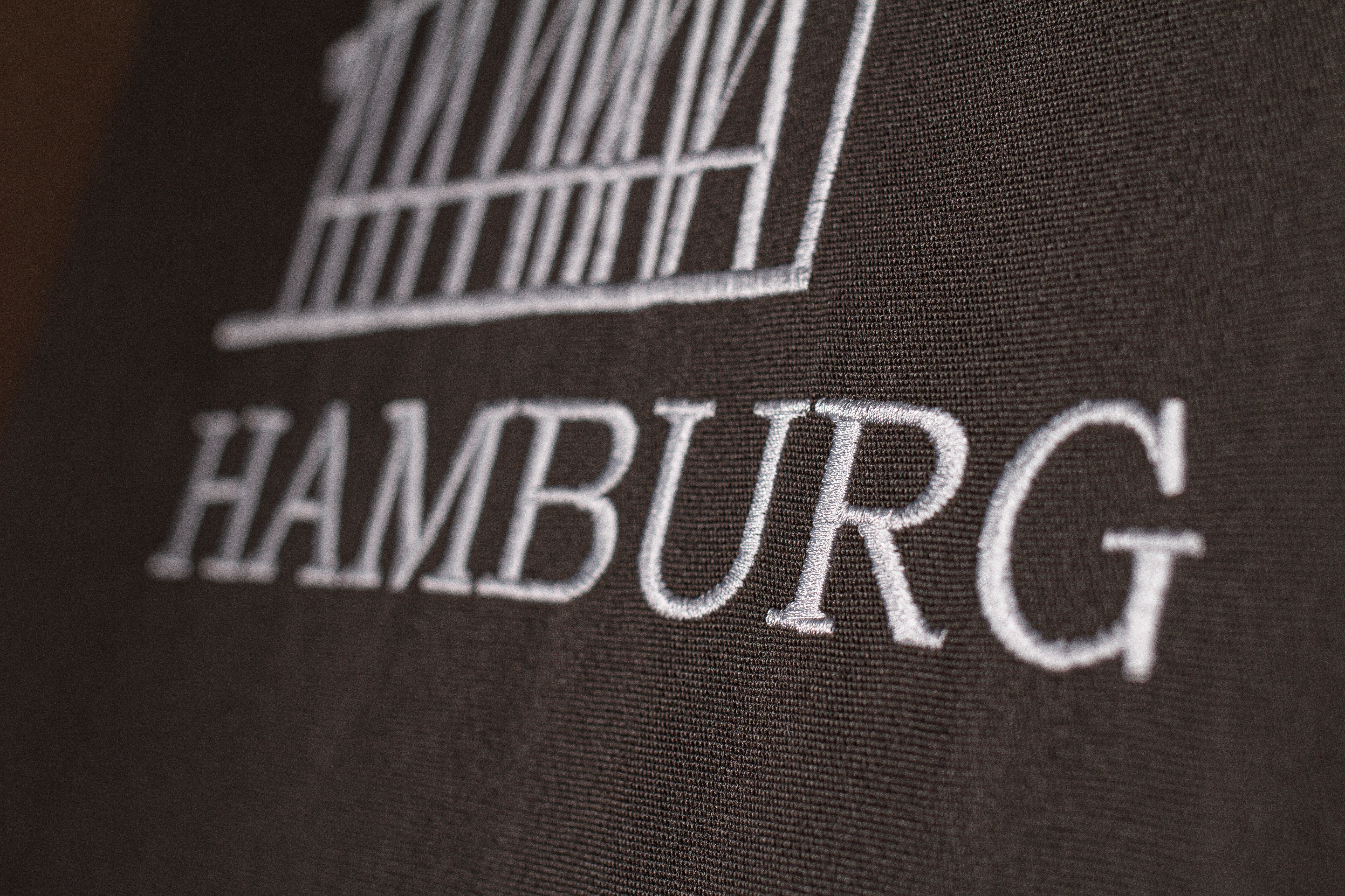 Strandkorb Düne Teak Skyline Hamburg inkl. Sekt-/Champagnerkühler